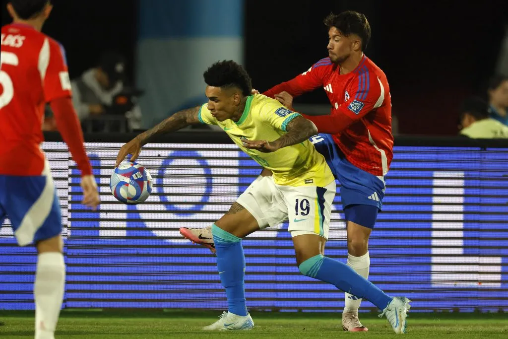 Felipe Loyola marca a Igor Jesus ante Brasil. (Andres Pina/Photosport).
