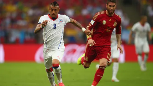 Sergio Ramos ante Arturo Vidal en el Mundial de Brasil 2014, cuando Chile venció a España en el Maracaná.