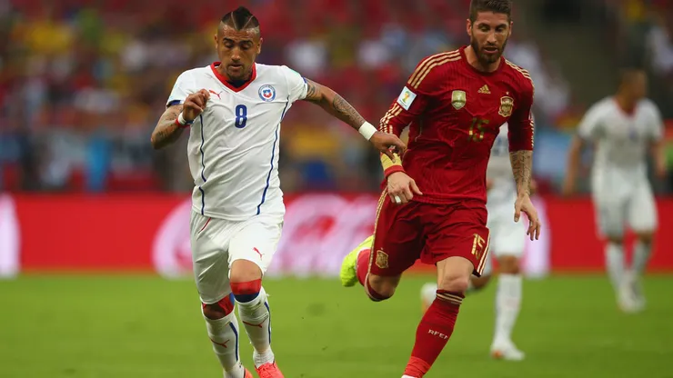 Sergio Ramos ante Arturo Vidal en el Mundial de Brasil 2014, cuando Chile venció a España en el Maracaná.