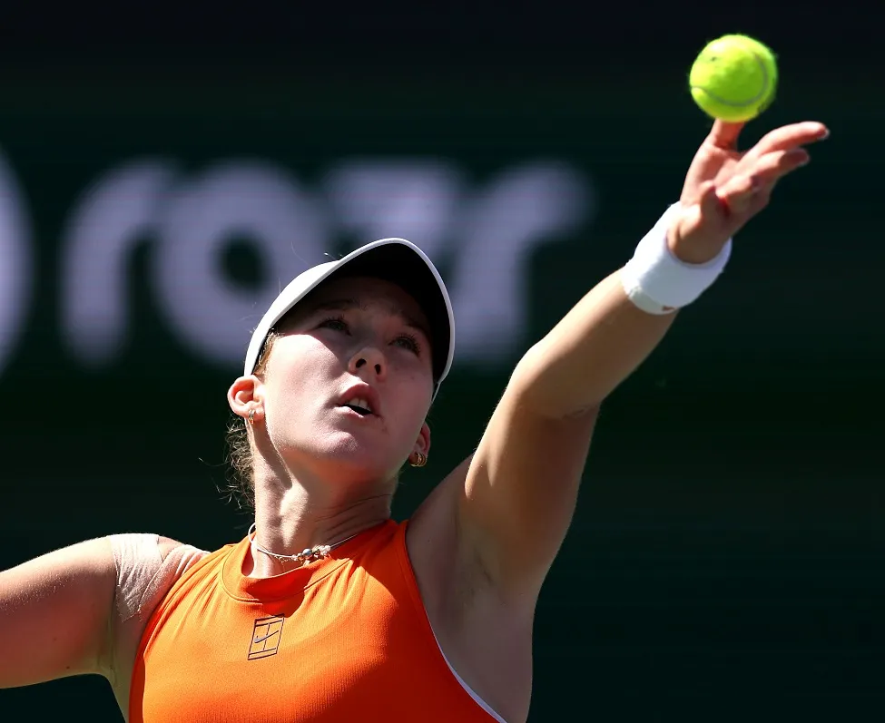 Mirra Andreeva saca contra Aryna Sabalenka durante la final de Indian Wells 2025 (Getty Images).