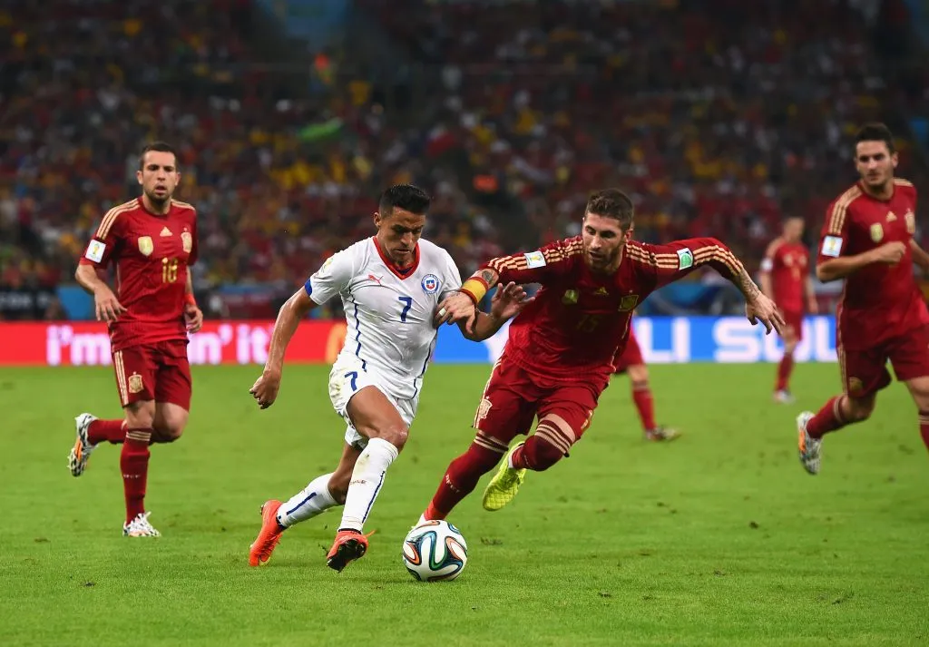 Sergio Ramos ante Alexis Sánchez en el Maracaná, donde Chile tuvo un partido soñado en Brasil 2014. (David Ramos/Getty Images).