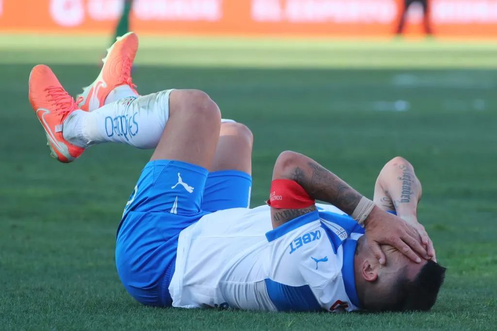 Gary Medel salió lesionado del duelo que la UC le ganó por 3-1 al Audax Italiano. (Jonnathan Oyarzun/Photosport).
