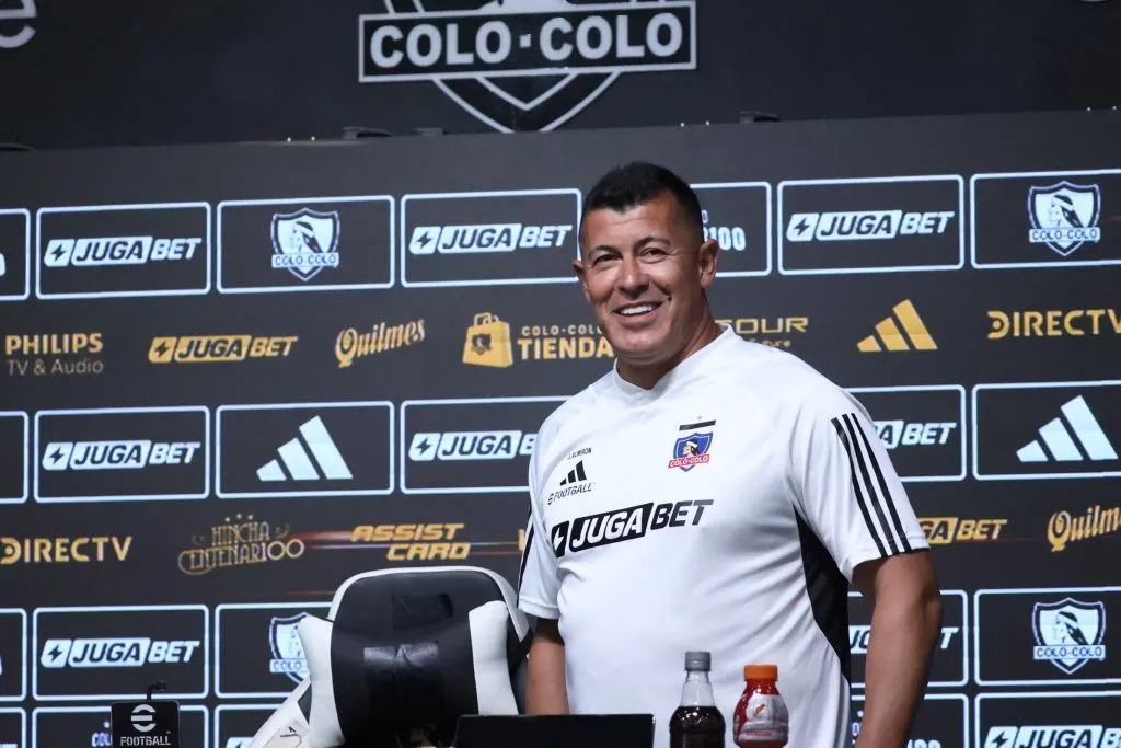 Jorge Almirón tiene un buen humor y siempre que puede lo demuestra | Photosport