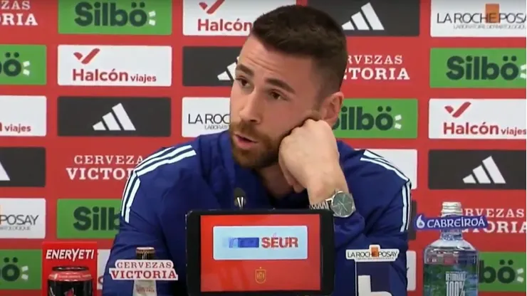 Arquero de España deja en vergüenza a periodista.