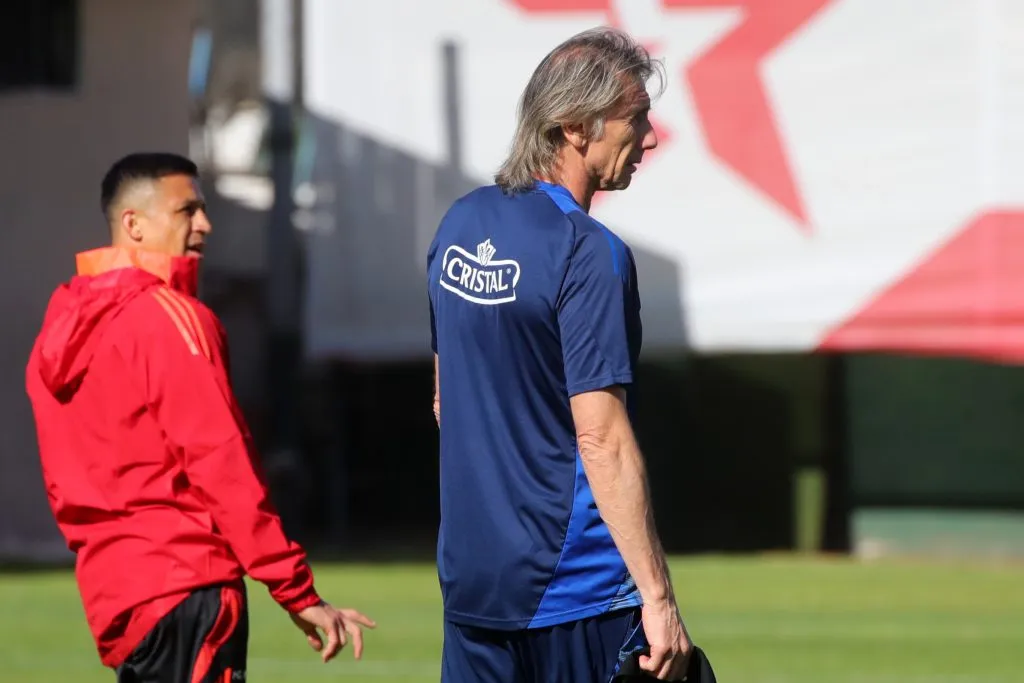 Ricardo Gareca ha probado a Alexis Sánchez, pero todo indica de que quedará fuera de la formación de Chile por ahora. Foto: Photosport.