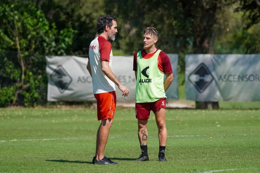 Los hinchas de Estudiantes apuran a Eduardo Domínguez para el duelo ante U de Chile. Foto: Estudiantes.
