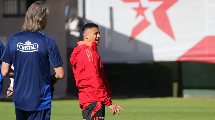 Alexis Sánchez lucha por la titularidad en la selección chilena.