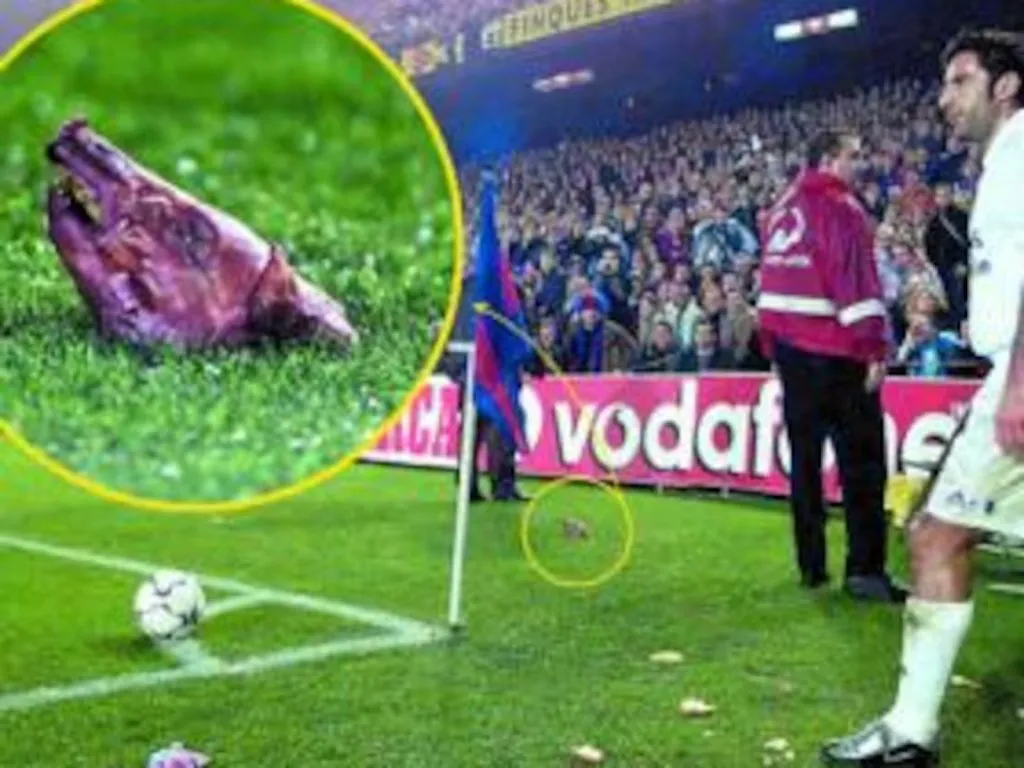 La cabeza de chancho que le lanzaron a Figo en el Camp Nou de Barcelona a Figo