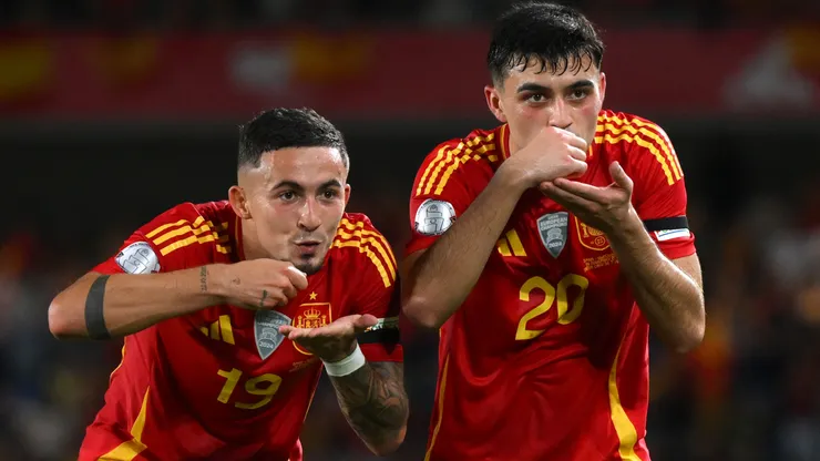Yeremi Pino y Pedri celebran uno de los goles contra Suiza.