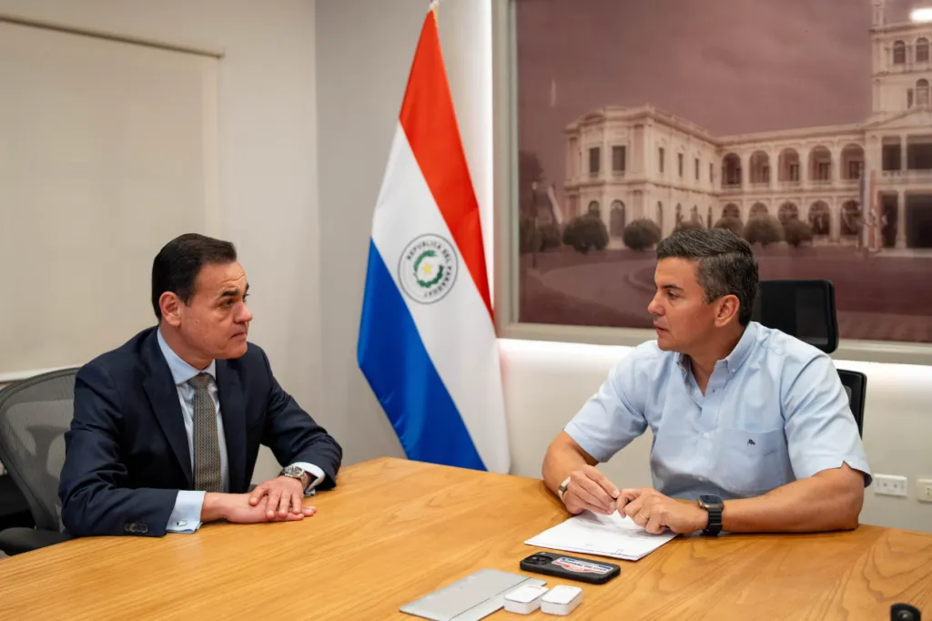 Santiago Peña, a la derecha, apuesta un 2-0 a favor de la Albirroja. (Foto: Presidencia Paraguay).