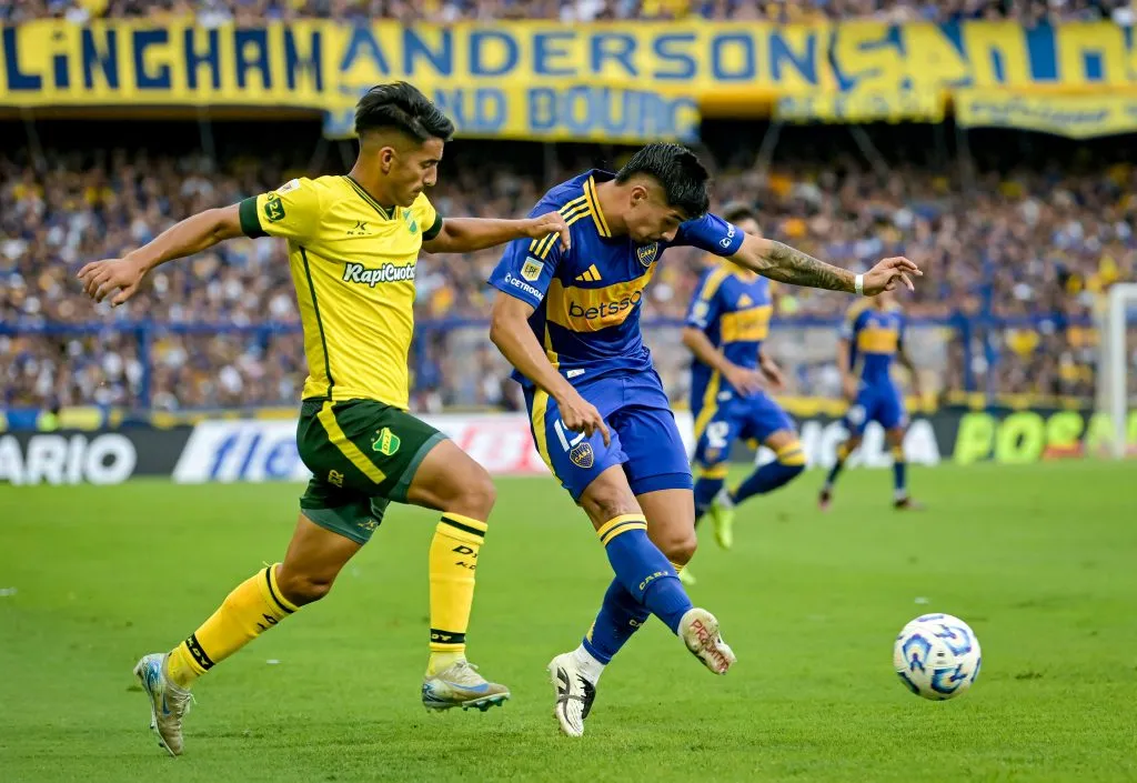 Williams Alarcón tuvo apenas 26 minutos ante Defensa y Justicia. (Marcelo Endelli/Getty Images).