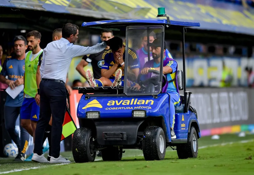 Williams Alarcón salió con mucho dolor en su rodilla izquierda. Temía una lesión grave, algo que finalmente ocurrió. (Marcelo Endelli/Getty Images).