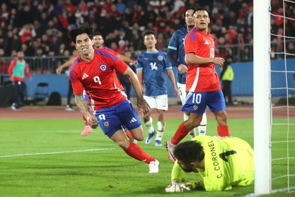 Víctor Dávila le hizo dos goles al portero brasileño paraguayo Carlos Coronel. (Jonnathan Oyarzun/Photosport).