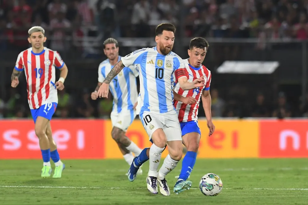 Andrés Cubas marca a Lionel Messi. Detrás se ve a Julio César Enciso. (Christian Alvarenga/Getty Images).