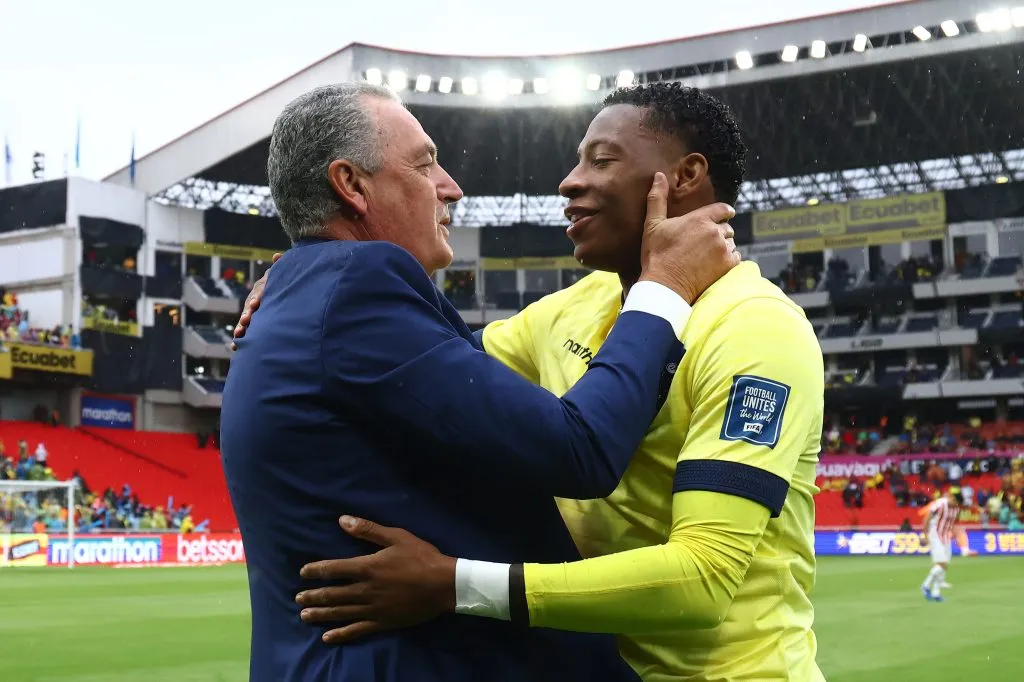 Gustavo Alfaro dirigió a Ecuador en el Mundial de Qatar 2022 y Gonzalo Plata lo saludó afectuosamente cuando fue al país con Paraguay. (Franklin Jacome/Getty Images).