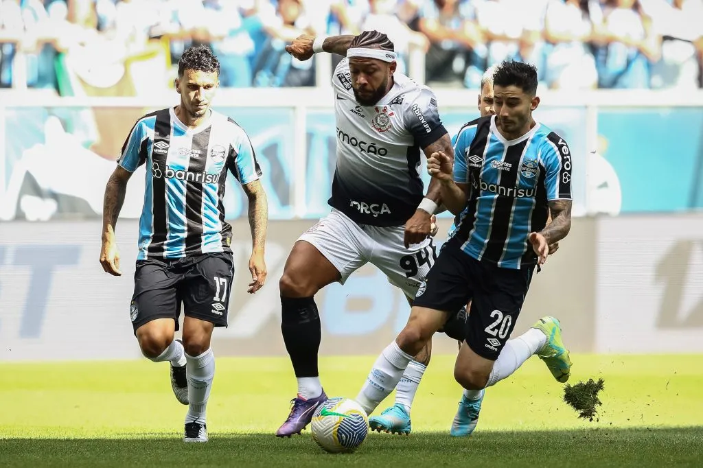 Mathias Villasanti en acción ante Memphis Depay en Brasil. (Pedro H. Tesch/Getty Images).