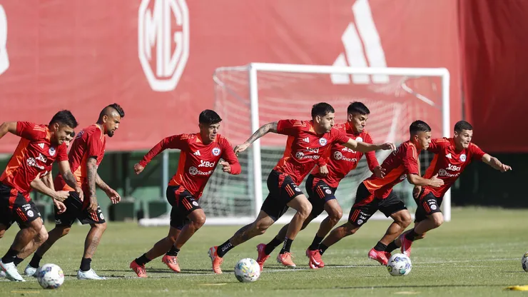 La Roja trabaja a toda velocidad por el duelo ante Paraguay.