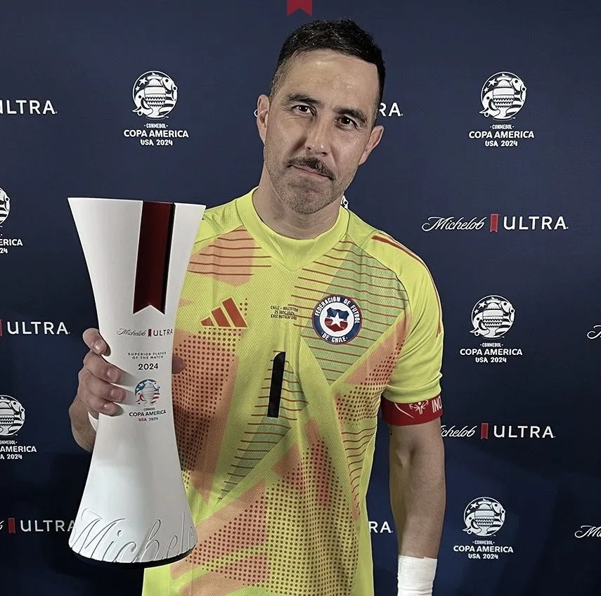 Claudio Bravo con el trofeo MVP ganado en la Copa América ante Argentina