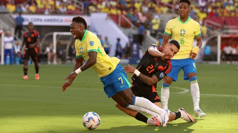 Vinícius Júnior y Daniel Muñoz en el último enfrentamiento entre Brasil y Colombia.