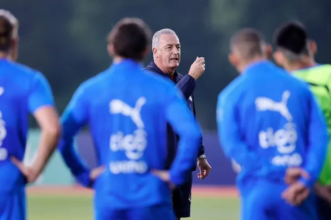 Gustavo Alfaro sigue invicto al mando de Paraguay después de seis partidos dirigidos. | Foto: Selección Paraguay. 