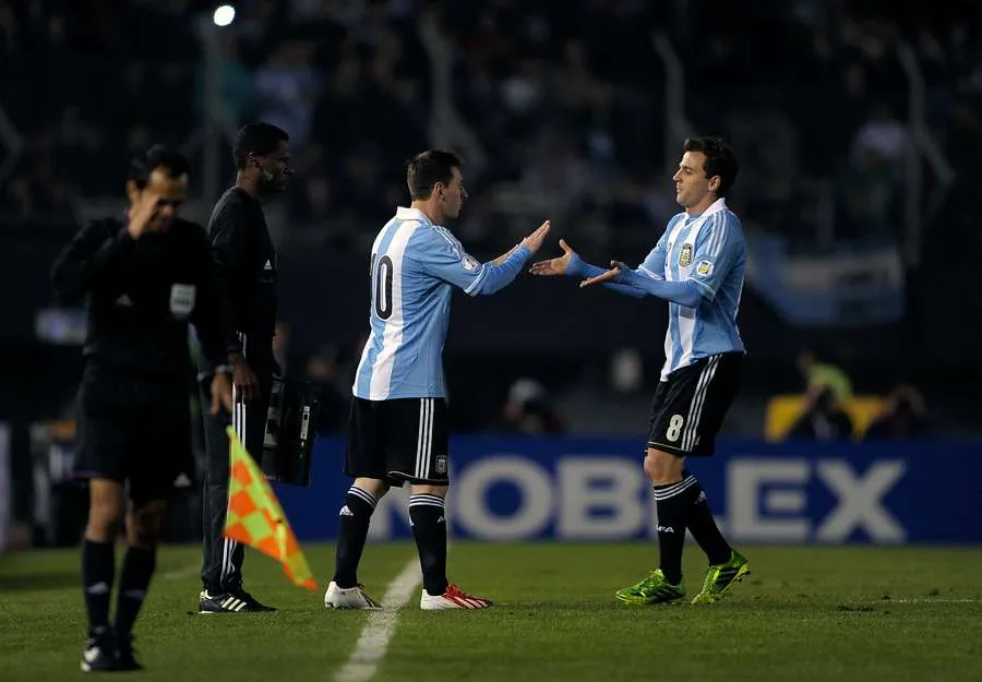 Montillo sale por Lionel Messi, en el duelo de Eliminatorias ante Colombia en 2013. Imagen: Archivo