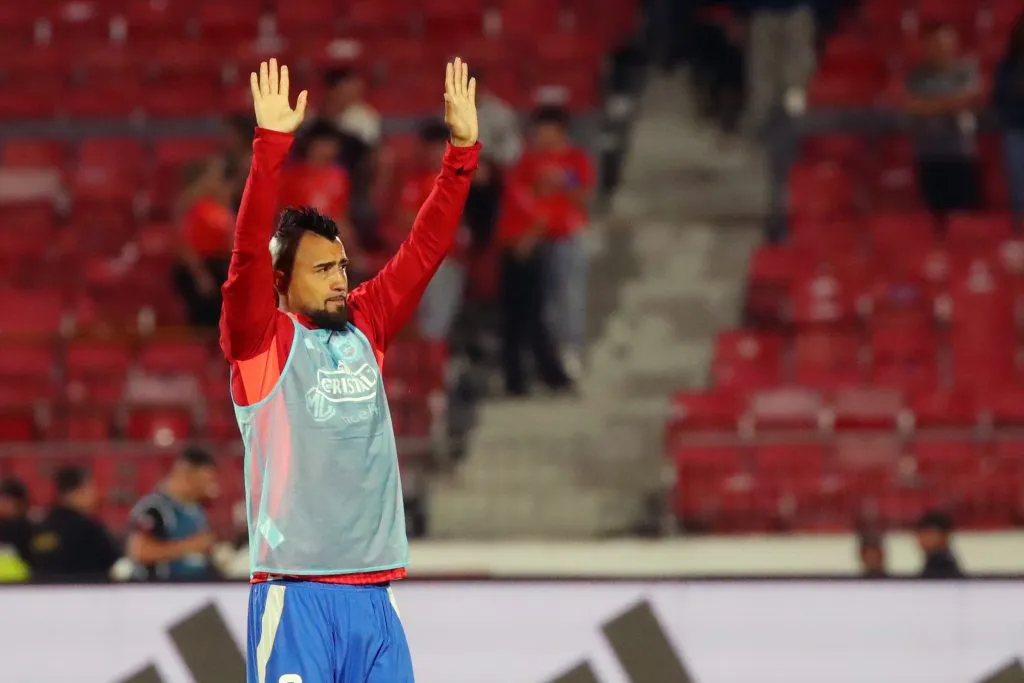 Chile llegó a Paraguay y Arturo Vidal se encargó de responder al cariño de los hinchas como se debe. Foto: Photosport.