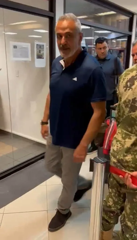 Milad llegando con Tobar a Paraguay. Imagen: Redgol