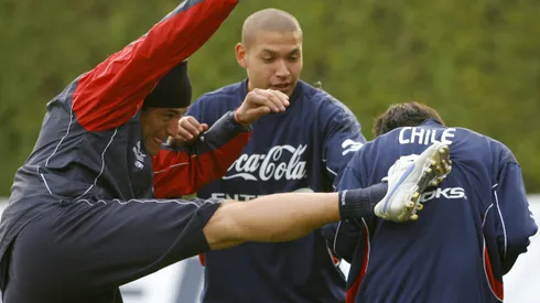 Nicolás Peric da una patada ante la mirada de Sebastián Roco.