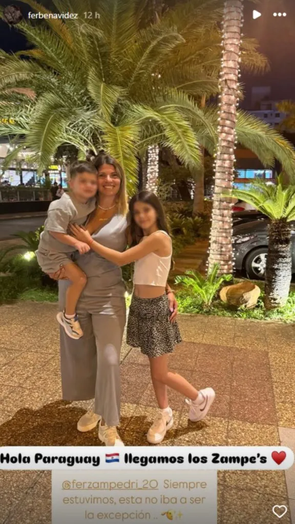 La familia de Fernando Zampedri llegó a darle su apoyo a Paraguay. Foto: Instagram.