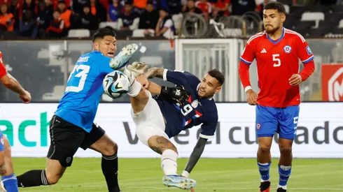 Antonio Sanabria ante la selección chilena. Brayan Cortés y Paulo Díaz miran la acción.