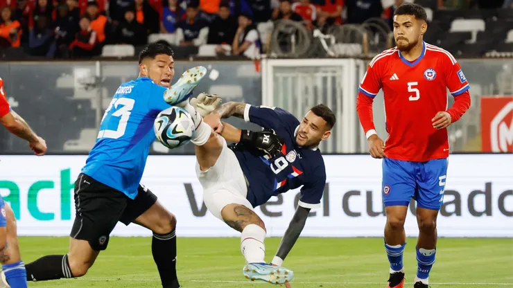 Antonio Sanabria ante la selección chilena. Brayan Cortés y Paulo Díaz miran la acción.