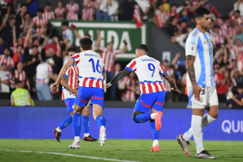 Así celebró el Toni Sanabria el golazo que le anotó a Argentina. (Christian Alvarenga/Getty Images).