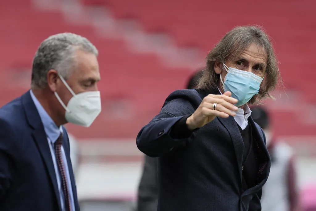 Ricardo Gareca buscará con la selección chilena mantener su invicto ante Gustavo Alfaro. | Foto: Getty Images.