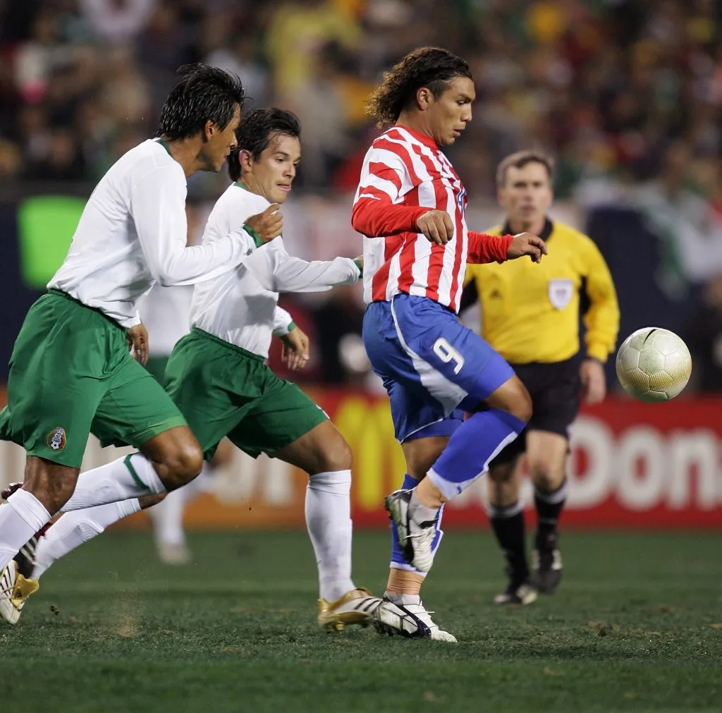 Salvador Cabañas jugando por Paraguay.  (Photo by Jonathan Daniel/Getty Images)