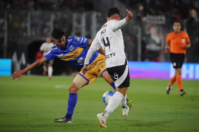 Cristián Zavala en acción ante Everton. (Jonnathan Oyarzun/Photosport).