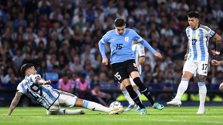 Nicolás Otamendi, Federico Valverde y Enzo Fernández en el último duelo entre Argentina y Uruguay.
