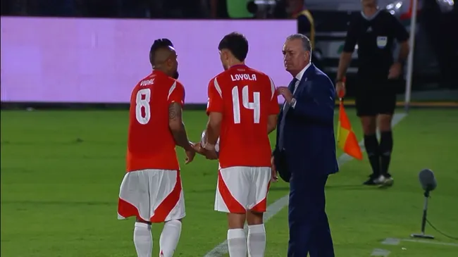 Una parte del momento que protagonizó Vidal y Alfaro. Foto: Captura CHV