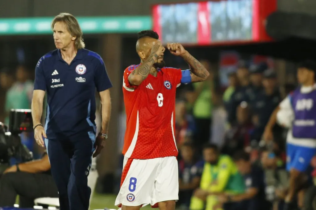 Otro de los gestos de Vidal en la derrota parcial de Chile ante Paraguay. Foto: Photosport.