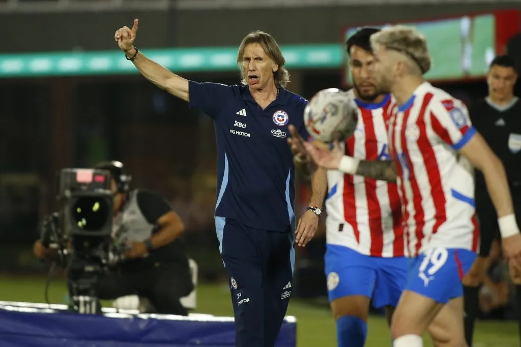 Ricardo Gareca en la derrota de Chile en Asunción. Foto: Angelo Saavedra/Photosport