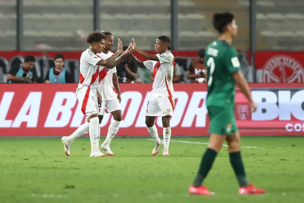 Los peruanos todavía sueñan con el Mundial. (Photo by Raul Sifuentes/Getty Images)