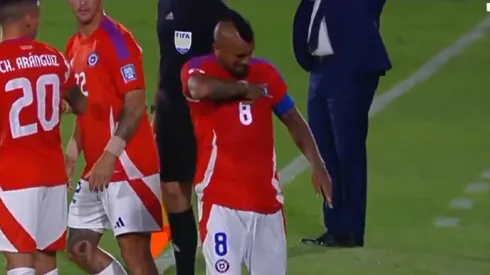 Arturo Vidal se agarró con los hinchas de Paraguay tras el partido.