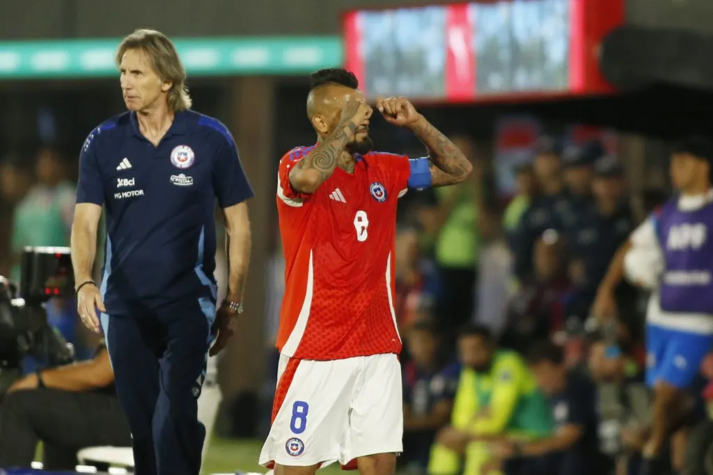Arturo Vidal terminó peleando con los hinchas de Paraguay. Foto: Photosport.
