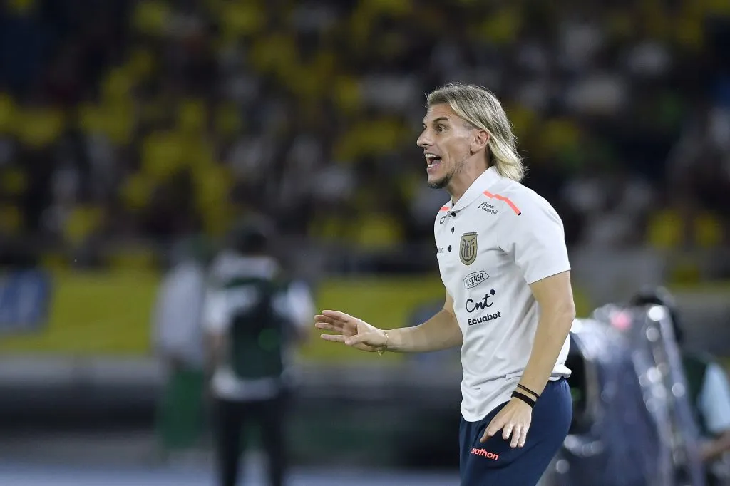 Sebastián Beccacece lleva por eliminatorias seis partidos dirigidos en Ecuador con tres triunfos, dos empates y una derrota. Esos números superan por mucho la sola victoria, una igualdad y cinco caídas que lleva Gareca en la selección chilena. | Foto: Getty. 