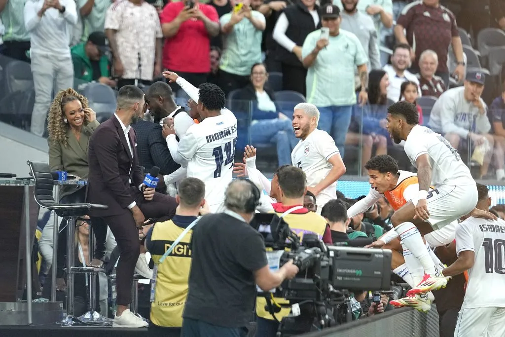 Cecilio Waterman anotó en la última del partido y celebró con euforia junto a Thierry Henry. Foto: Getty Images.