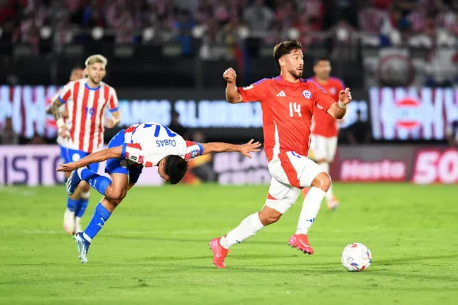 Felipe Loyola deja atrás a Andrés Cubas en Paraguay. (Christian Alvarenga/Getty Images).