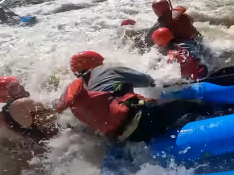 ¡Asustó a todos! Figura alba cae al agua en pleno rafting