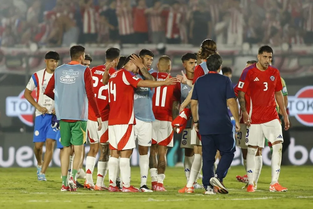 Jugadores de la Seleccion Chilena lamentan la derrota ante Paraguay durante las Eliminatorias al Mundial 2026 (Photosport).