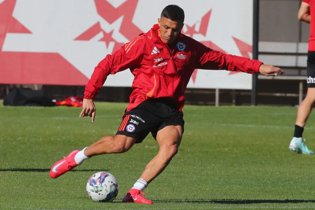 Alexis Sánchez no pudo viajar a Paraguay por una lesión. ¿Estará disponible el martes en la selección chilena ante Ecuador? | Foto: Photosport.