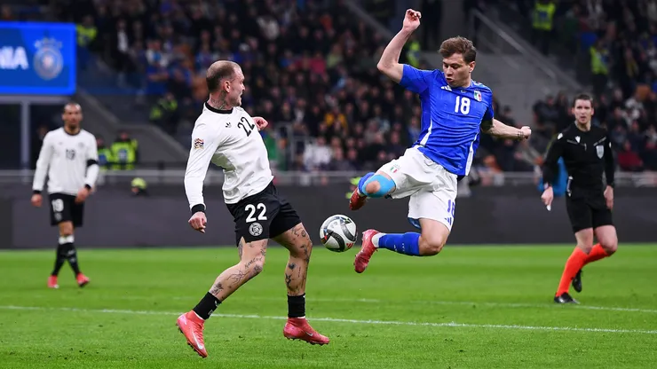 David Raum y Nicolò Barella disputan el balón en el último Italia vs Alemania.