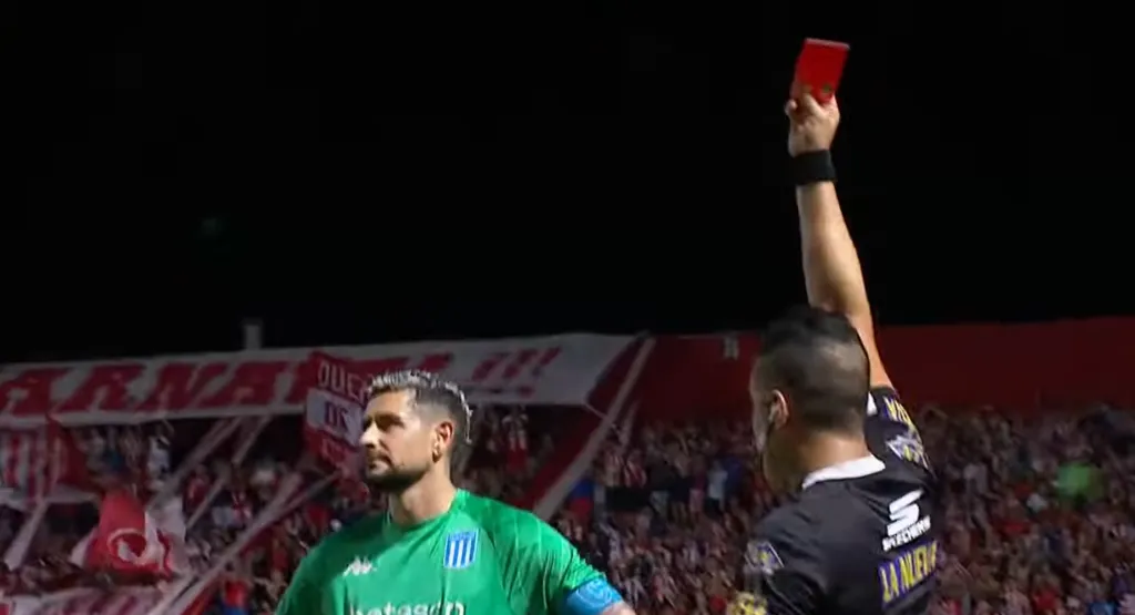 Luis Lobo le sacó la roja directa a Gabriel Arias ante Unión de Santa Fe. (Captura Disney+).